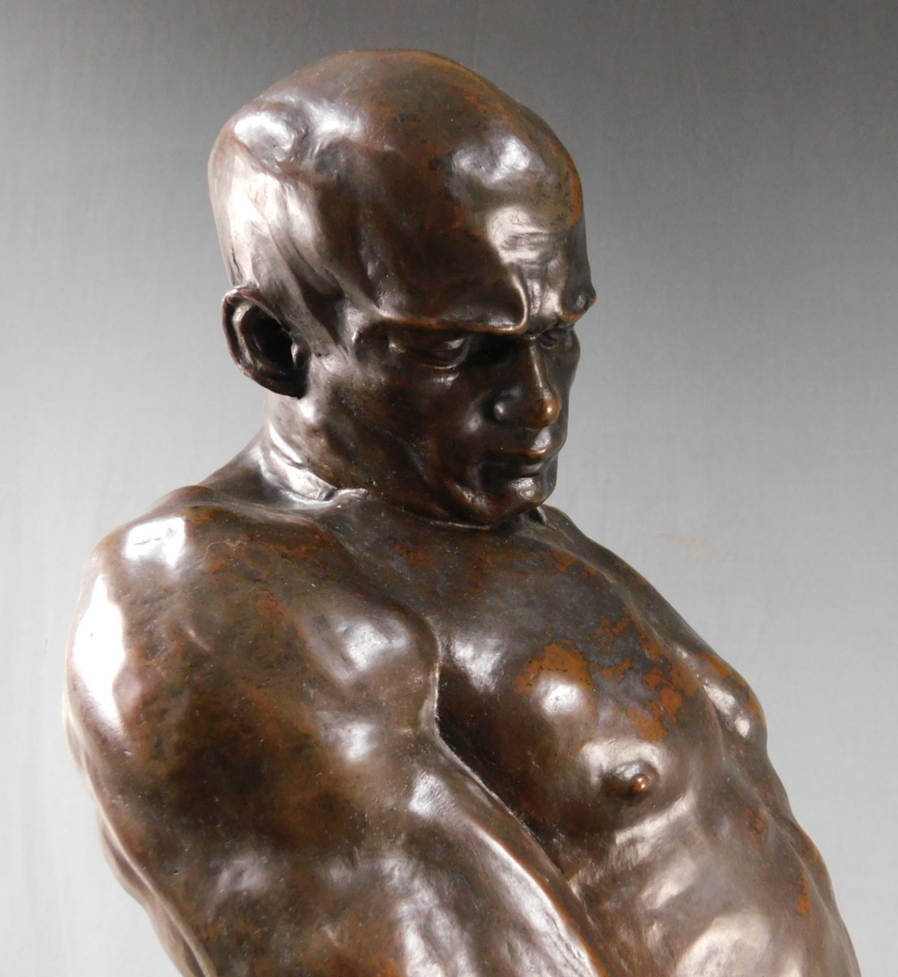 UNDEUTLICH SIGNIERT (XIX - XX). Bronzefigur, Mann mit Stein. - Image 8 of 14