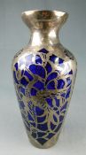 Art Deco Vase mit Silver overlay. 36 cm hoch. Blauglas.