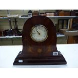 An early 20th century mantel timepiece, in mahogany with marquetry decoration, French movement, 11.5