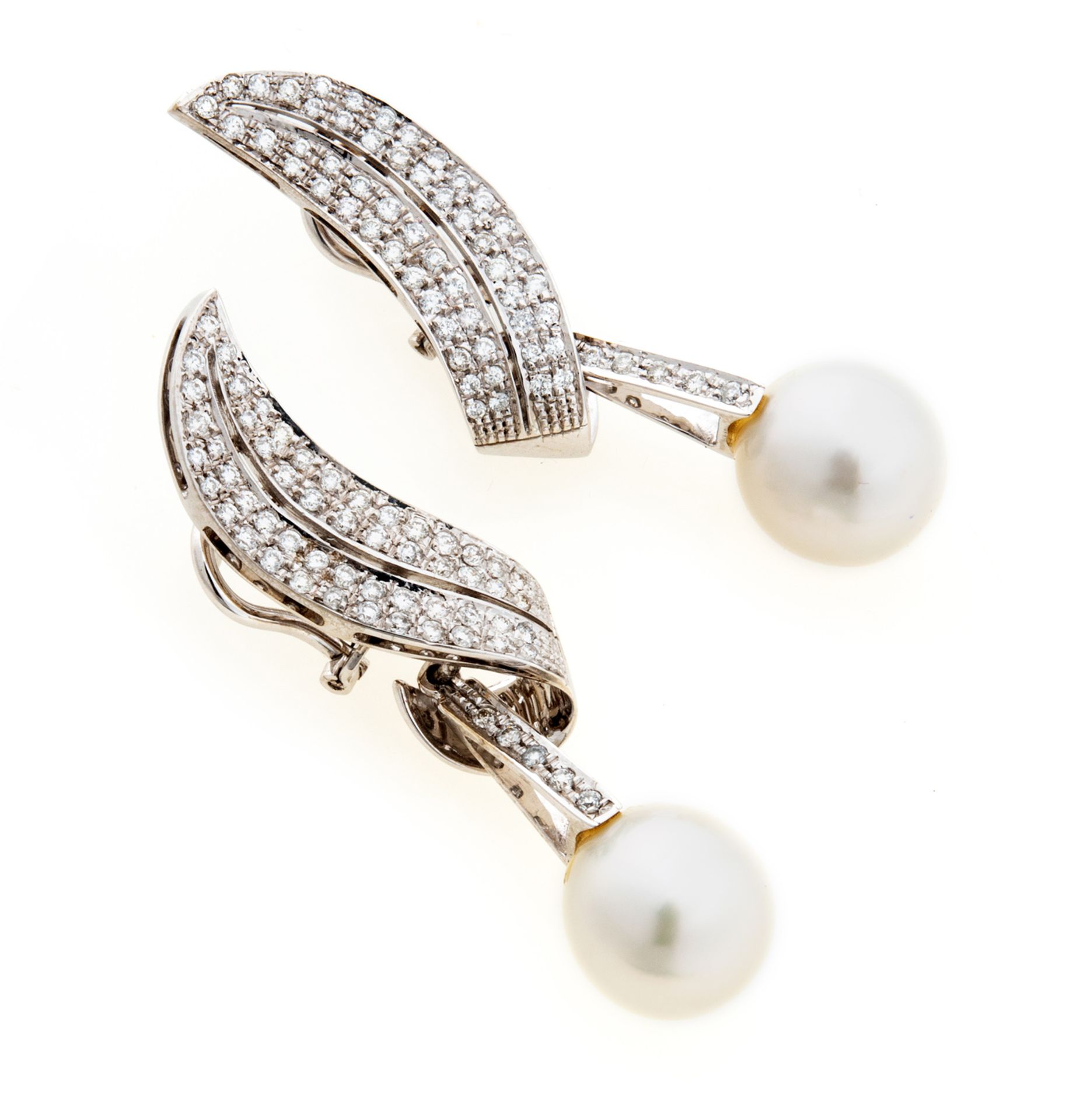 PAIR OF EARRINGS WITH PEARLS AND DIAMONDS