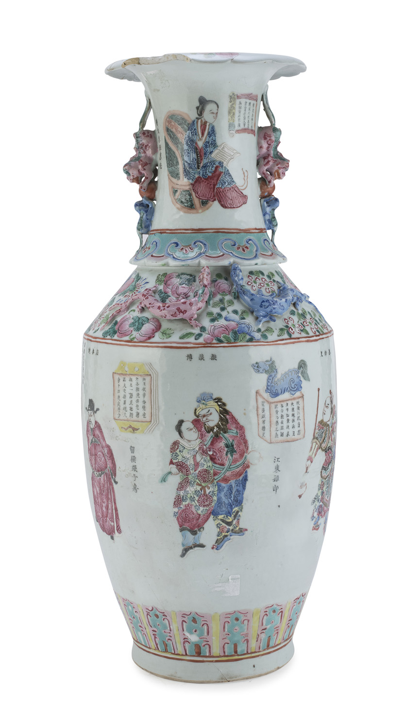 REMAIN OF CHINESE PORCELAIN VASE. EARLY 20TH CENTURY. DEFECTS AND MISSING PARTS.