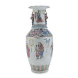 REMAIN OF CHINESE PORCELAIN VASE. EARLY 20TH CENTURY. DEFECTS AND MISSING PARTS.