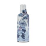 A SMALL CHINESE PORCELAIN VASE. 20TH CENTURY.