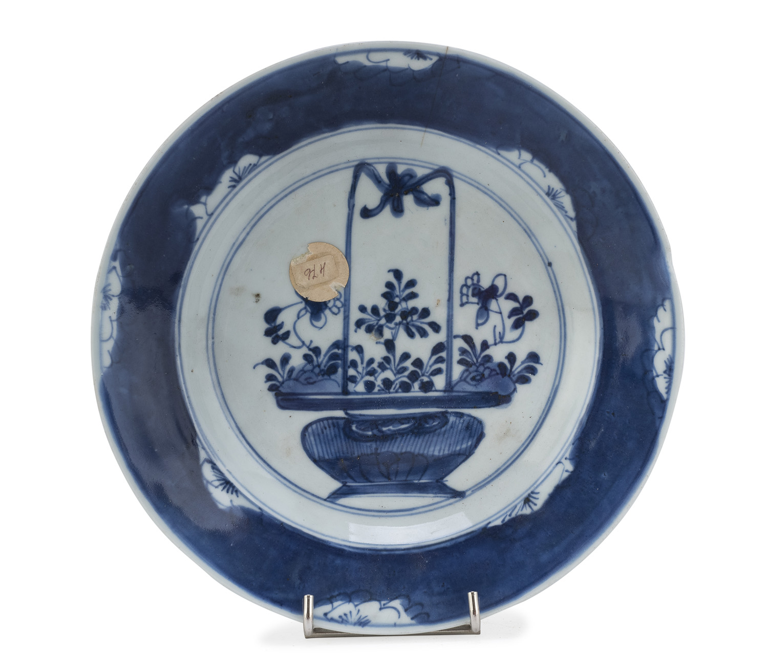 A CHINESE WHITE AND BLUE PORCELAIN DISH. SECOND HALF 16TH CENTURY.