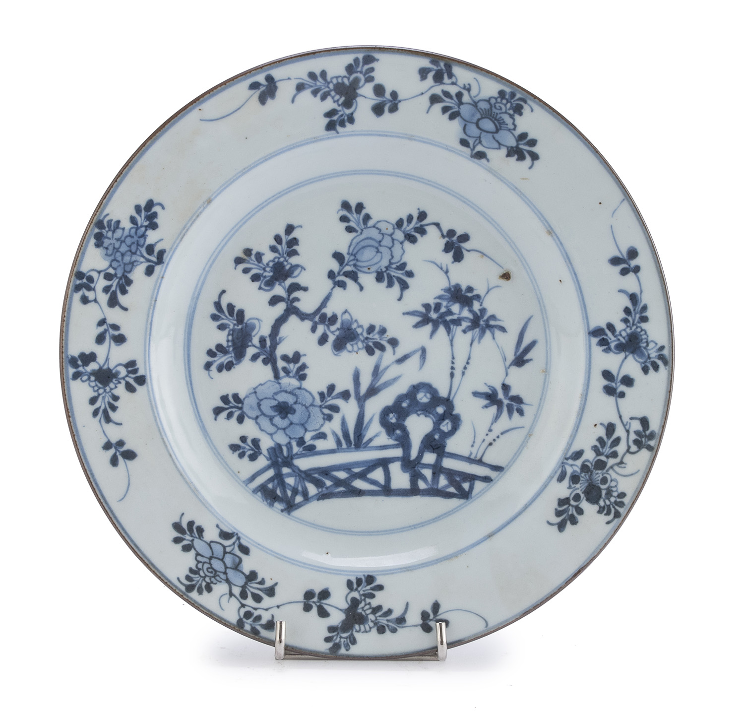 A CHINESE WHITE AND BLUE PORCELAIN DISH LATE 18TH CENTURY.