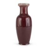 A CHINESE OXBLOOD PORCELAIN VASE. EARLY 20TH CENTURY.