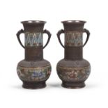 A PAIR OF CHINESE CLOISONNÈ BRONZE VASES. EARLY 20TH CENTURY.