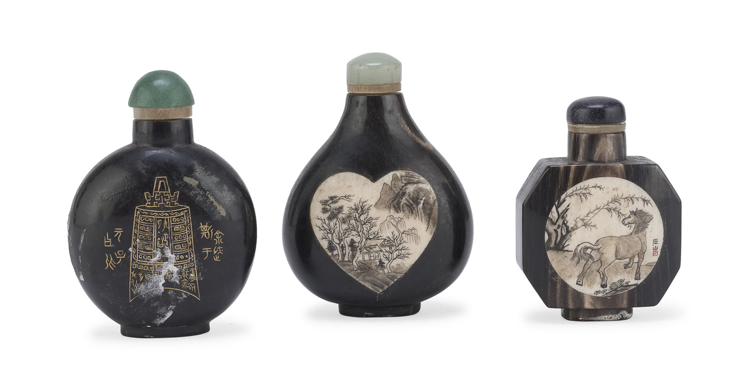 A SET OF THREE SNUFF-BOTTLES IN HORN WITH BONE INLAYS. EARLY 20TH CENTURY.