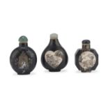 A SET OF THREE SNUFF-BOTTLES IN HORN WITH BONE INLAYS. EARLY 20TH CENTURY.