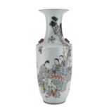 A CHINESE POLYCHROME PORCELAIN VASE. FIRST HALF 20TH CENTURY.