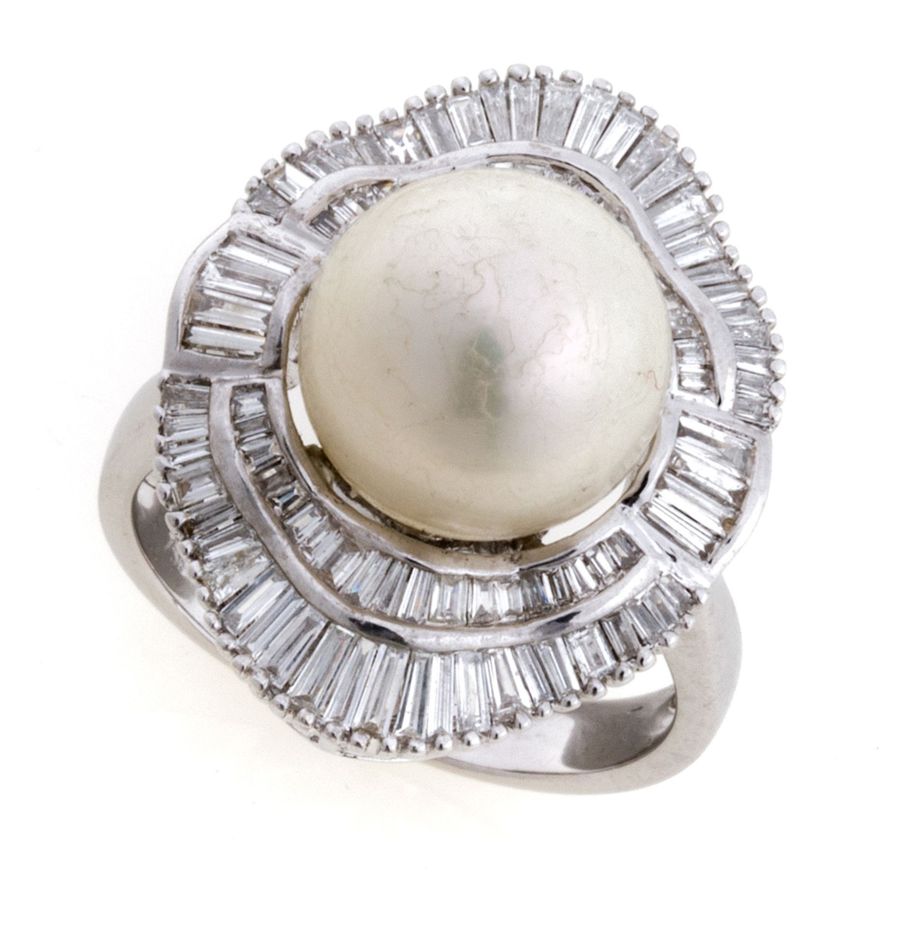 WHITE GOLD RING WITH PEARL AND DIAMONDS