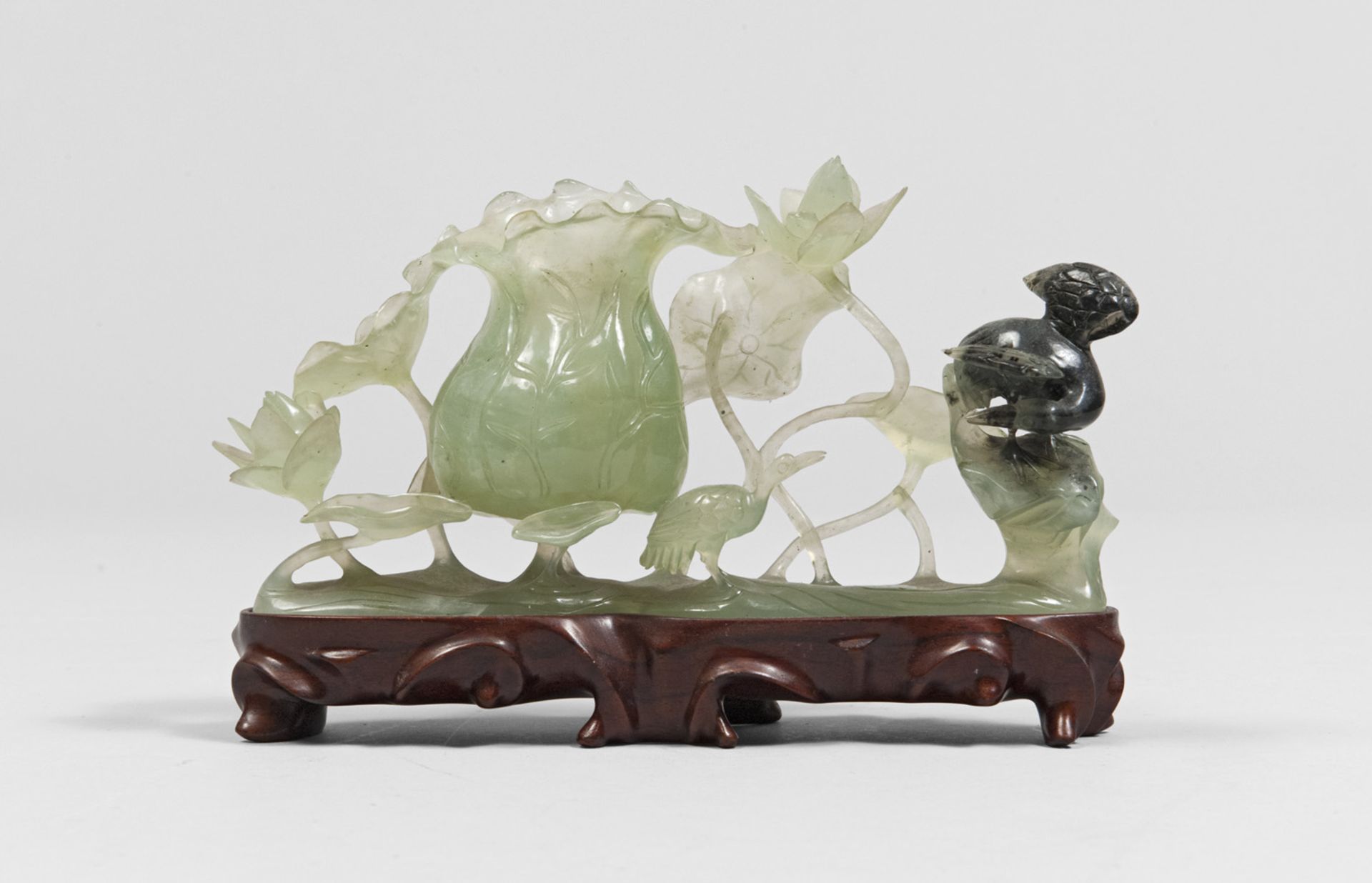 A CHINESE CHALCEDONY GROUP 20TH CENTURY.