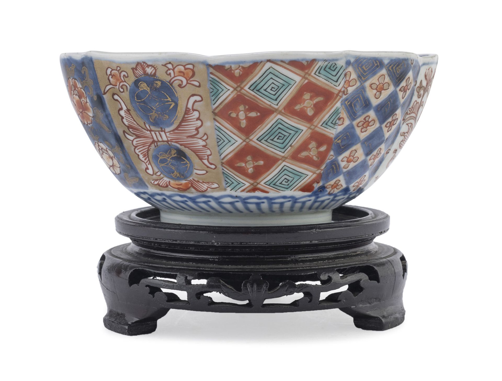 A JAPANESE POLYCHROME PORCELAIN BOWL SECOND HALF 19TH CENTURY.