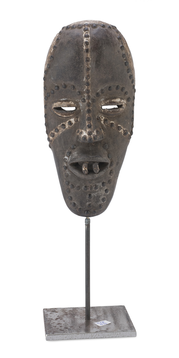 AN IVORY COAST DAN CULTURE MASK 20TH CENTURY.