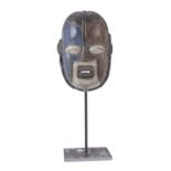 A CONGOLESE YOMBE CULTURE MASK 20TH CENTURY.