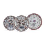 THREE CHINESE POLYCHROME AND GOLD PORCELAIN DISHES 19TH CENTURY.