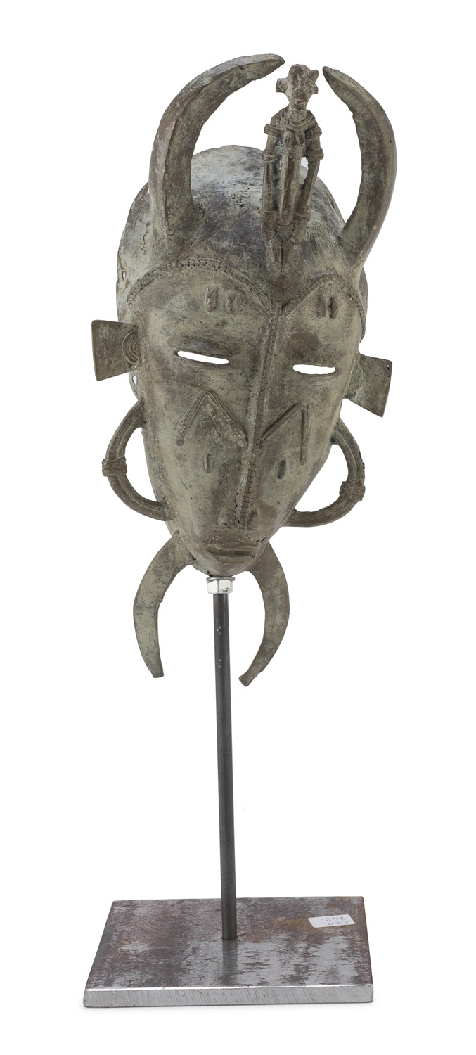 AN IVORY COAST SENUFO CULTURE MASK 20TH CENTURY.