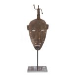 AN IVORY COAST SENUFO CULTURE MASK 20TH CENTURY.