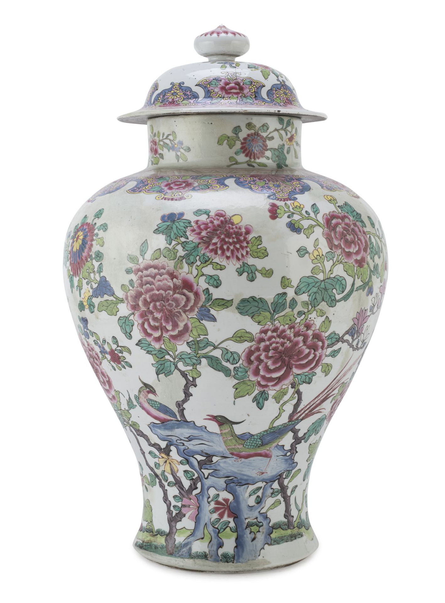 A BIG CHINESE POLYCHROME PORCELAIN VASE EARLY 20TH CENTURY. RESTORATIONS.