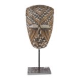 A PAPUA NEW GUINEA WOOD MASK 20TH CENTURY