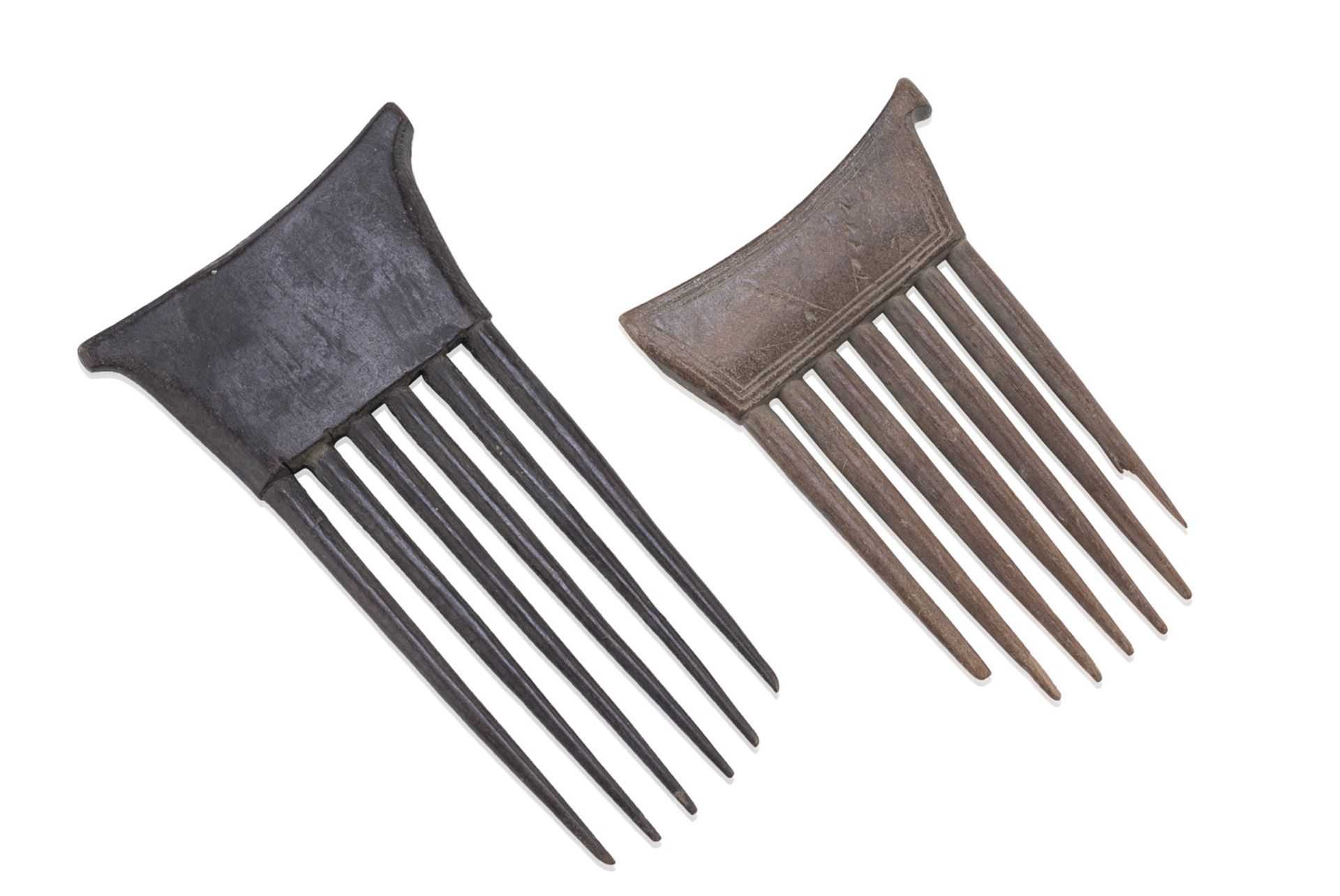 TWO AFRICAN WOOD HAIR COMB. 20TH CENTURY.