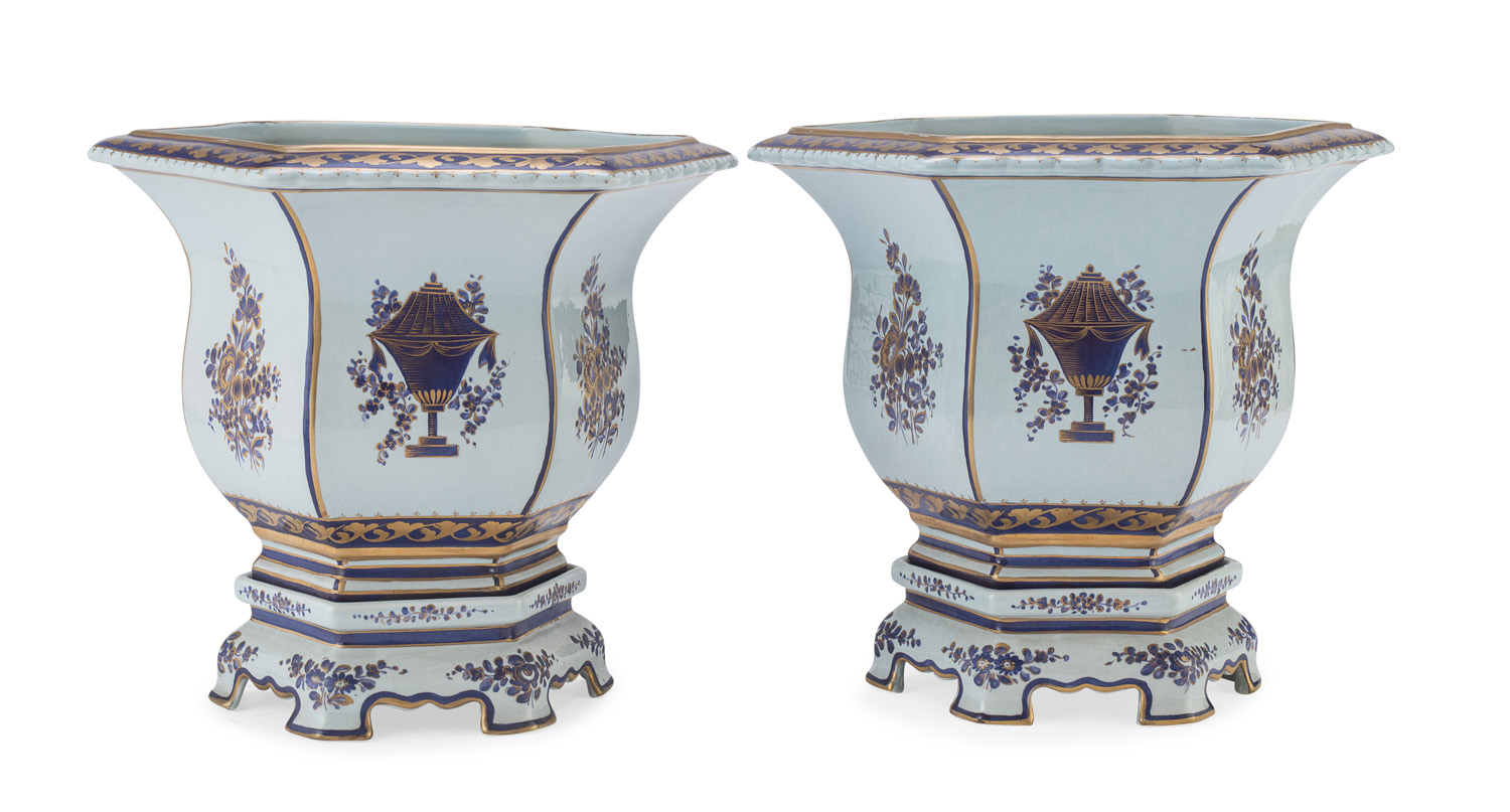PAIR OF PORCELAIN CACHEPOTS EARLY 20TH CENTURY