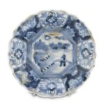 A JAPANESE WHITE AND BLUE PORCELAINE DISH. 19TH CENTURY.