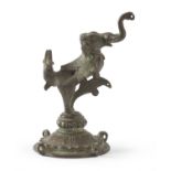 AN INDIAN BRONZE SCULPTURE DEPICTING A SHISHI. EARLY 20TH CENTURY.