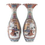A PAIR OF JAPANESE POLYCHROME ENAMELED PORCELAIN VASES SECOND HALF 20TH CENTURY. DEFECTS.