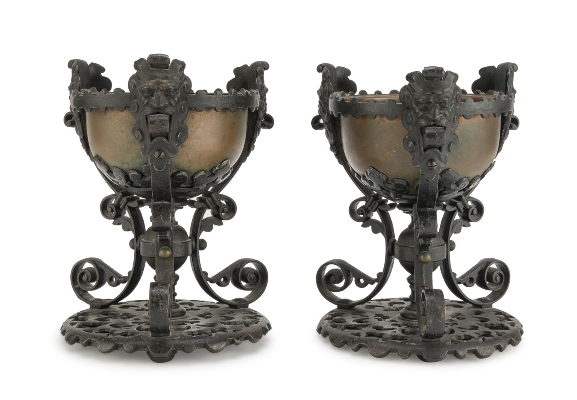 PAIR OF IRON CUPS RENAISSANCE STYLE EARLY 20TH CENTURY