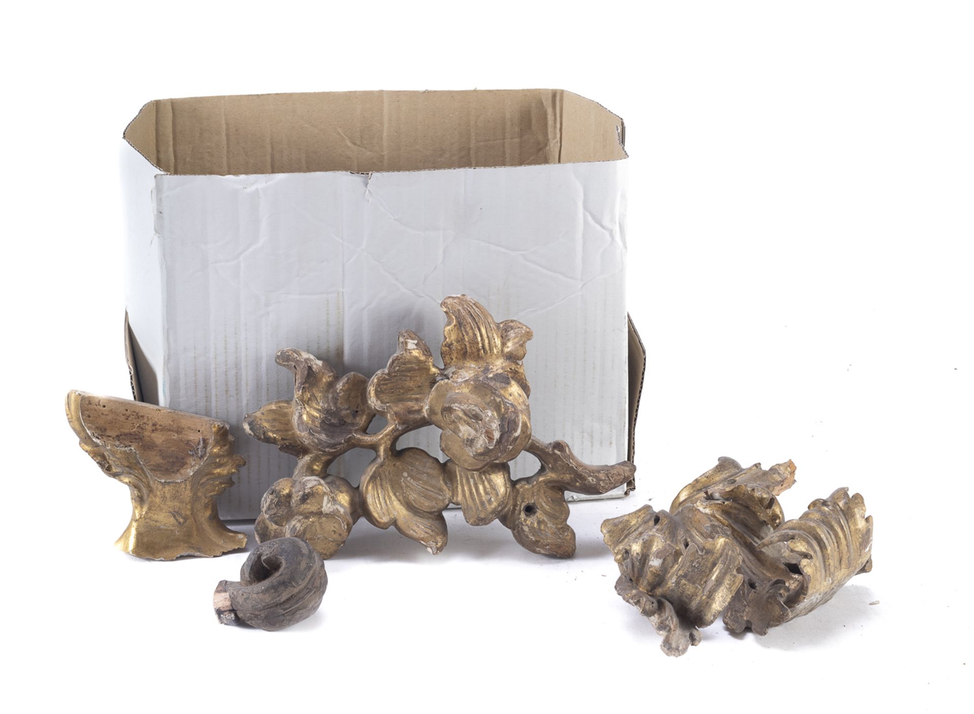 BOX OF GILTWOOD FRIEZES AND ELEMENTS