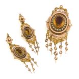 SET OF A GOLD EARRINGS AND BROOCH