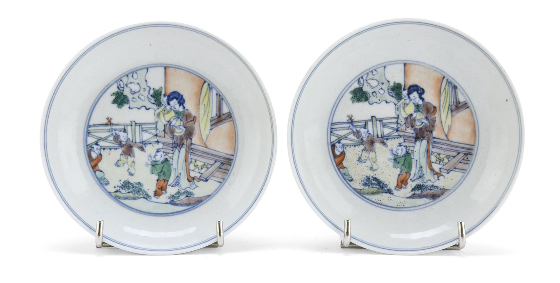 A PAIR OF CHINESE POLYCHROME ENAMELED PORCELAIN SAUCERS EARLY 20TH CENTURY.