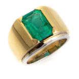 GOLD BAND RING WITH CENTRAL EMERALD