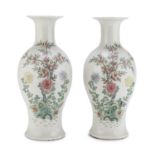 A PAIR OF CHINESE DECORATED PORCELAIN VASES. 20TH CENTURY.