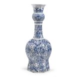 A WHITE AND BLUE DELFT PORCELAIN VASE 20TH CENTURY.