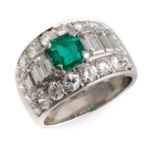 WHITE GOLD BAND RING WITH CENTRAL EMERALD AND DIAMOND PAVE