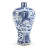 A CHINESE WHITE AND BLUE PORCELAIN VASE EARLY 20TH CENTURY.