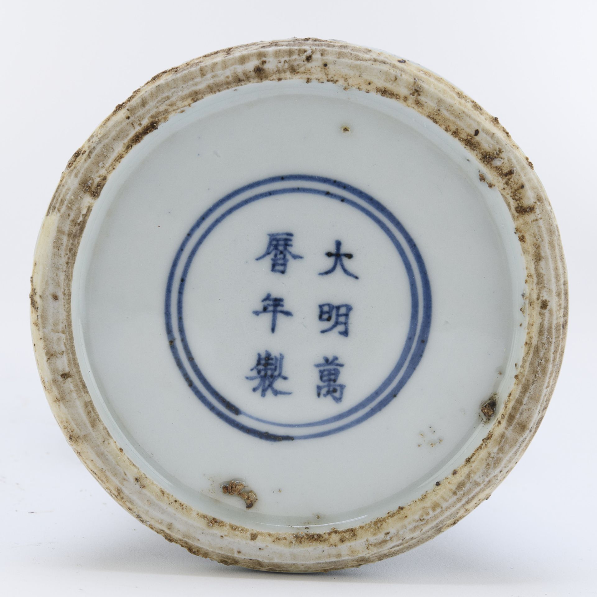 A CHINESE WHITE AND BLUE PORCELAIN VASE 19TH CENTURY. - Bild 2 aus 2