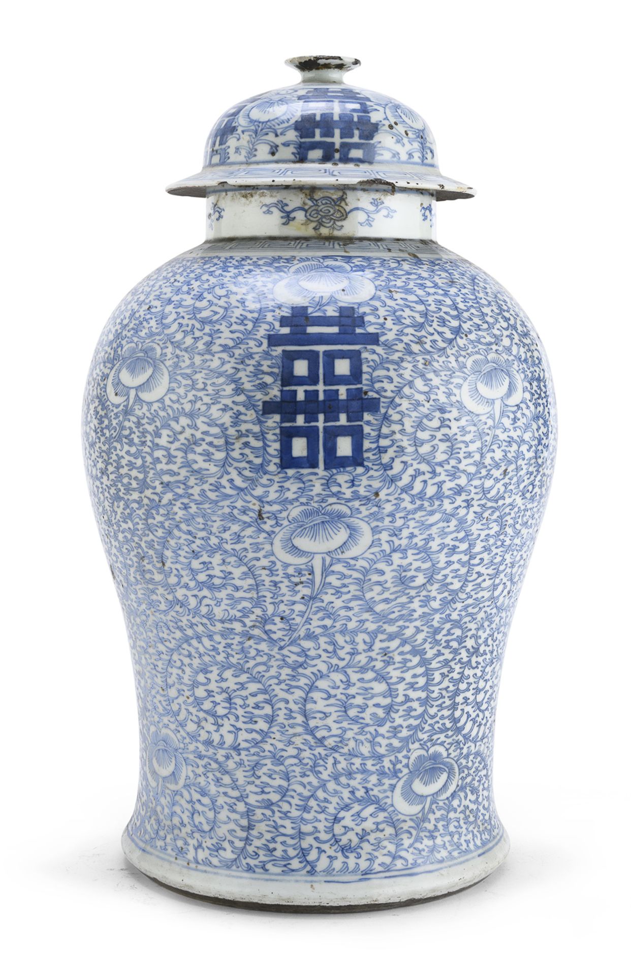 A CHINESE WHITE AND BLUE LIDDED PORCELAIN JAR EARLY 20TH CENTURY. CHIPS TO THE LID.