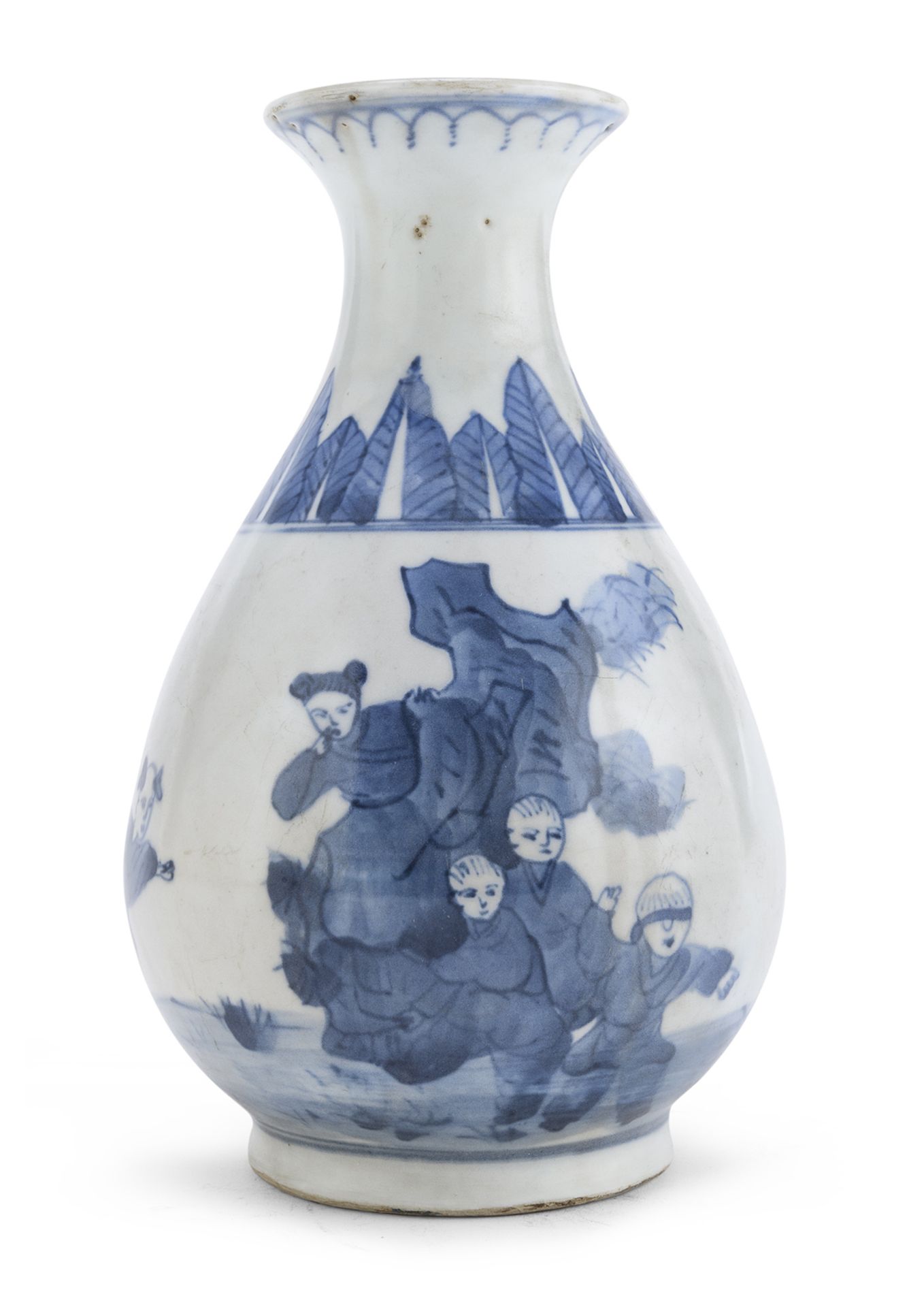 A CHINESE WHITE AND BLUE PORCELAIN VASE 20TH CENTURY.
