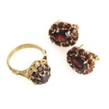 PARURE OF GOLD EARRINGS AND RING WITH GARNETS