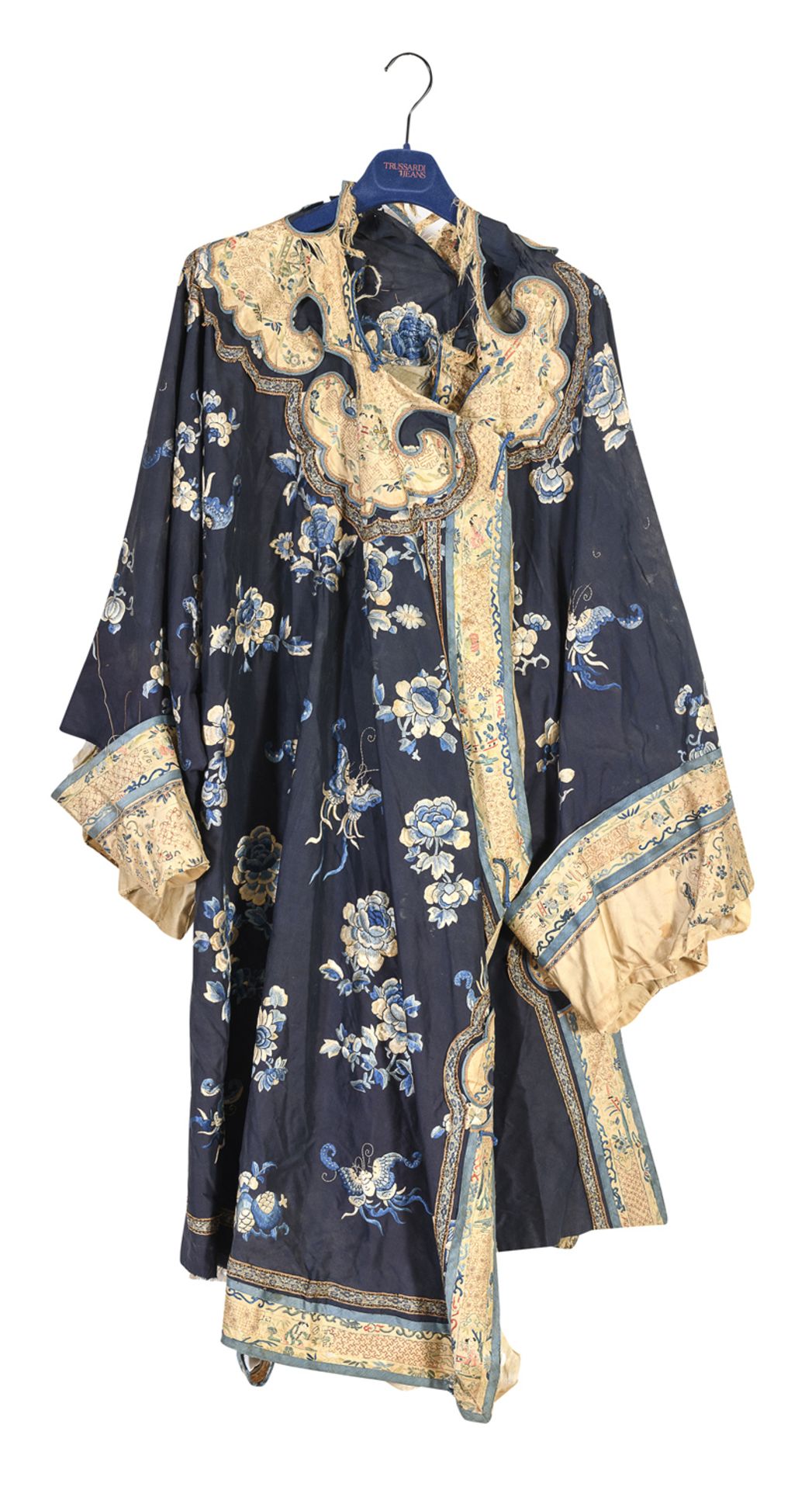 A CHINESE EMBROIDERED SILK DRESS FIRST HALF 20TH CENTURY.