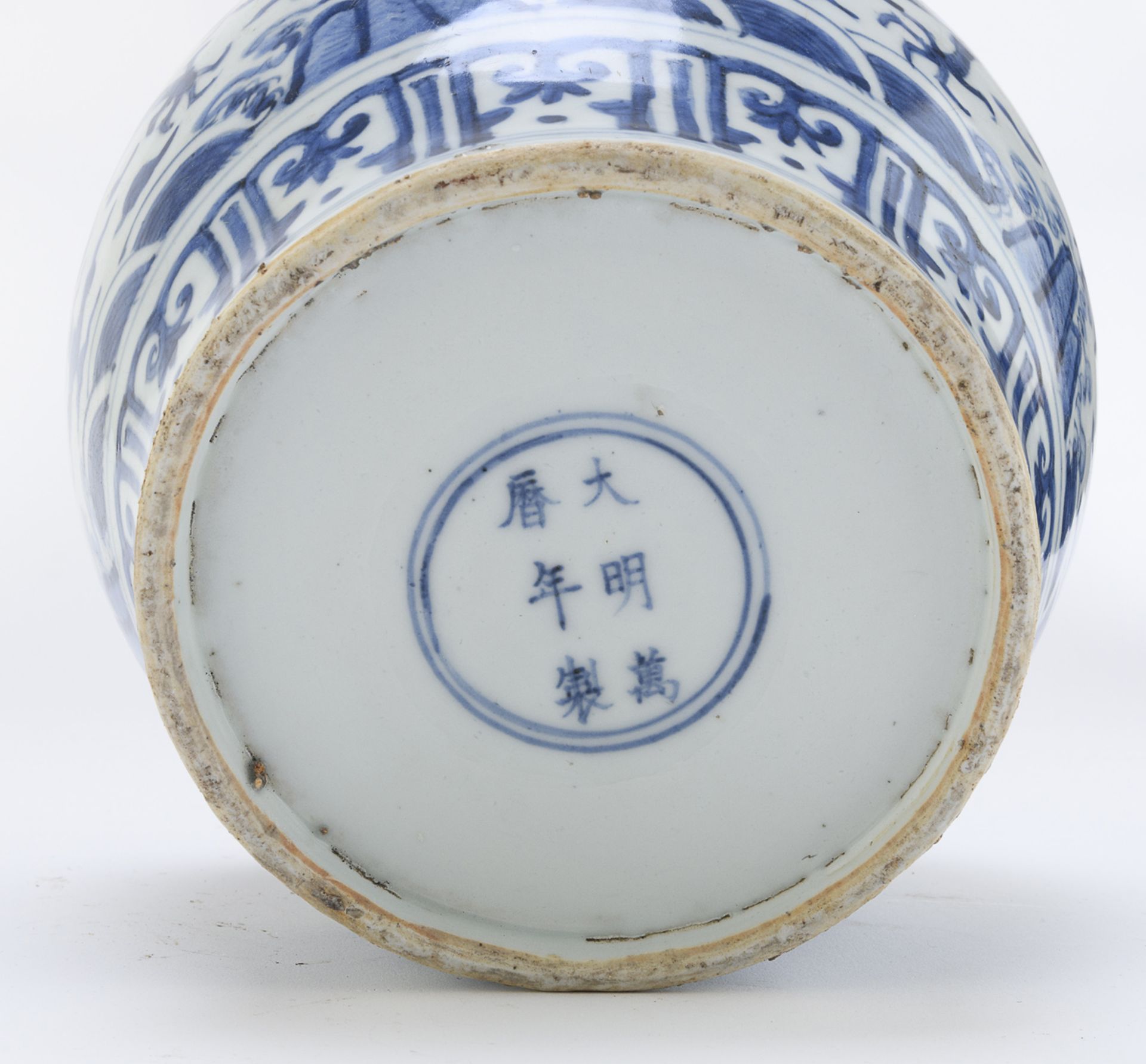 A CHINESE WHITE AND BLUE PORCELAIN VASE 19TH CENTURY. - Bild 2 aus 2