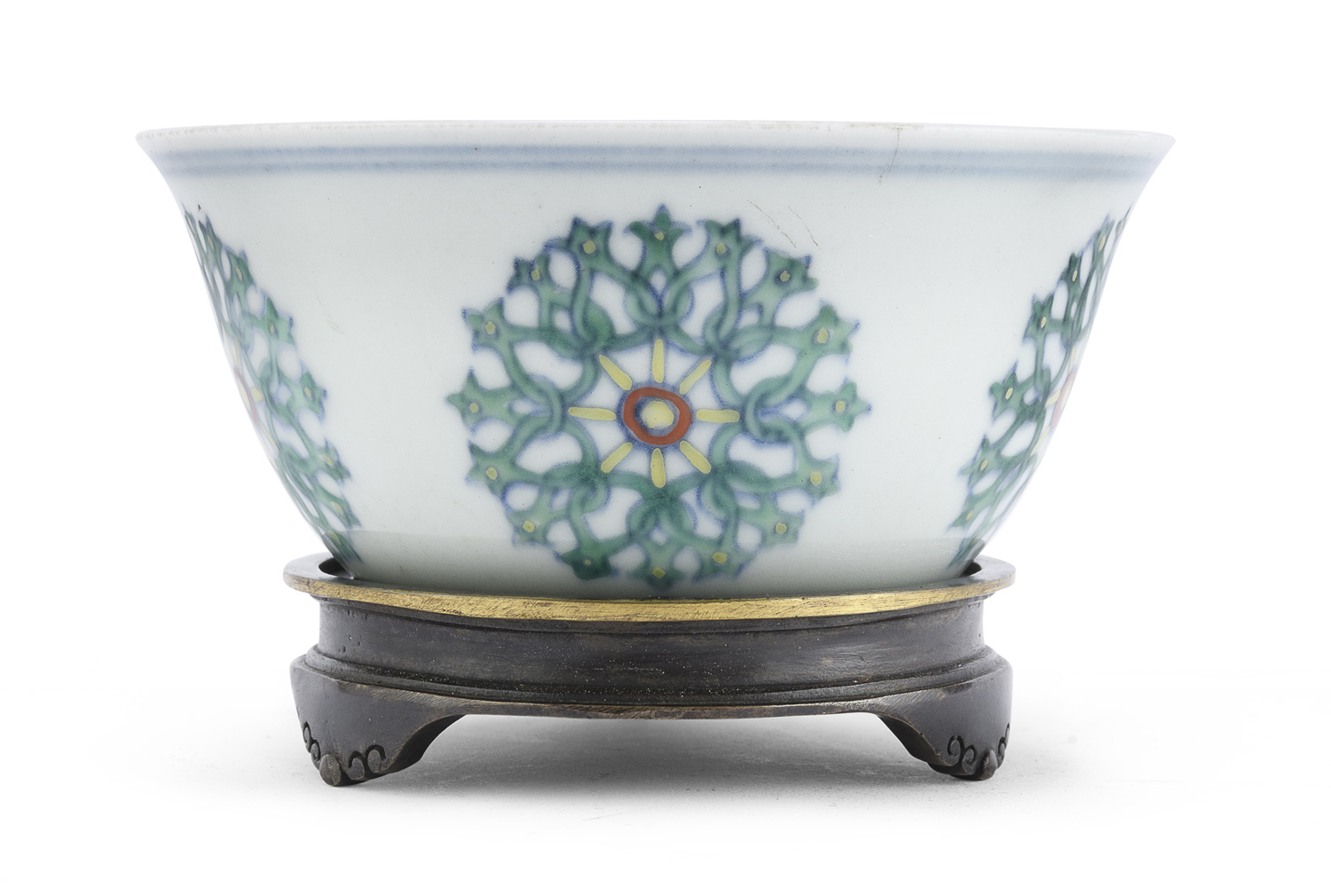 A CHINESE POLYCHROME ENAMELED PORCELAIN BOWL EARLY 20TH CENTURY. HAIRLINE TO THE BASE.