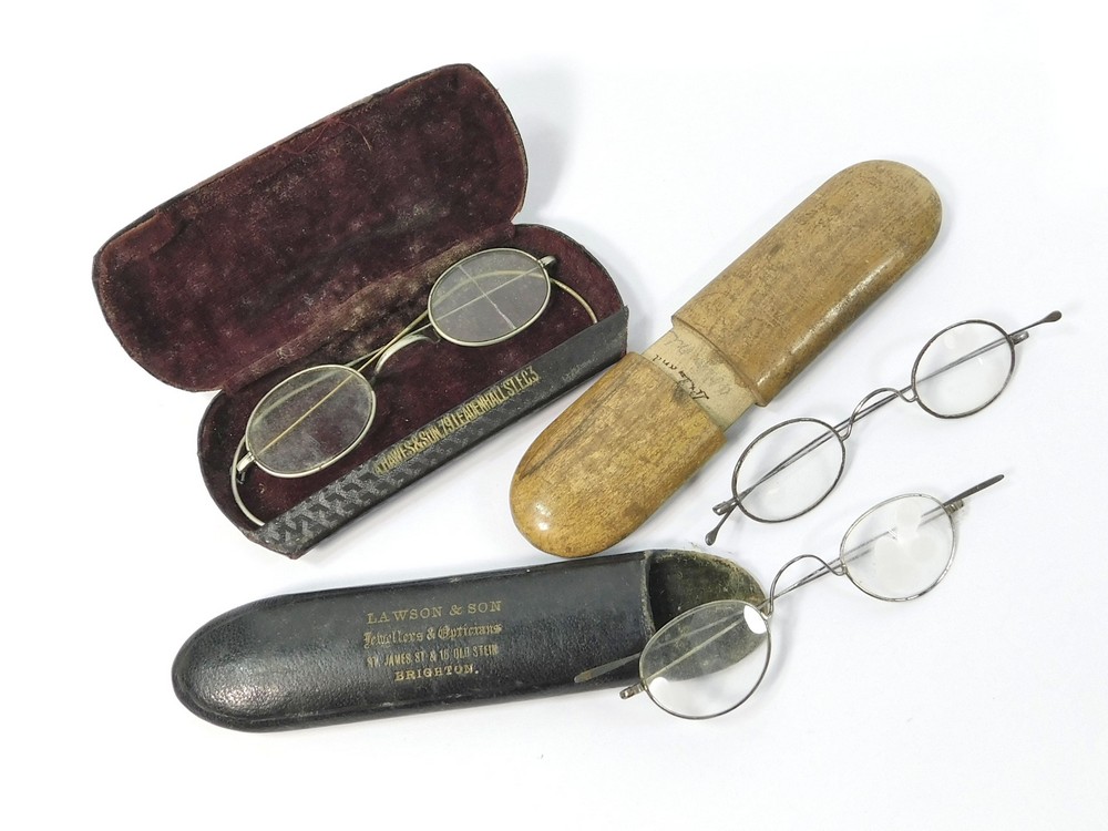 ANTIQUES SPECTACLES.