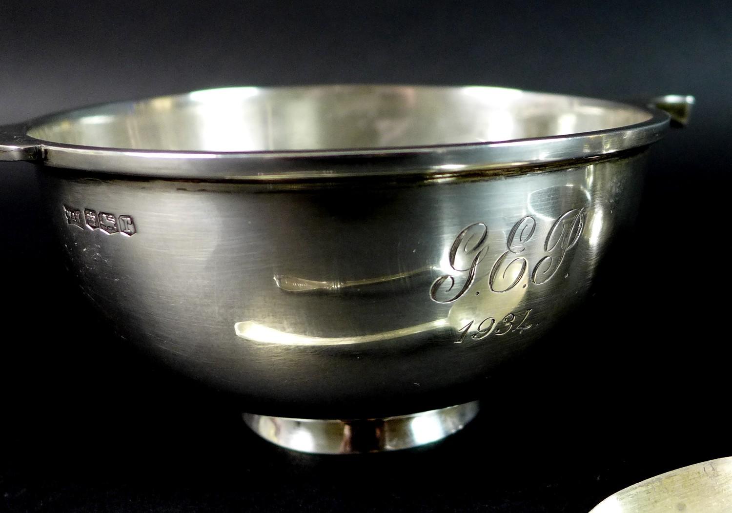 A group of silver table items, comprising a George V quaich, engraved 'G.E.P. 1934', Walker and - Image 2 of 7