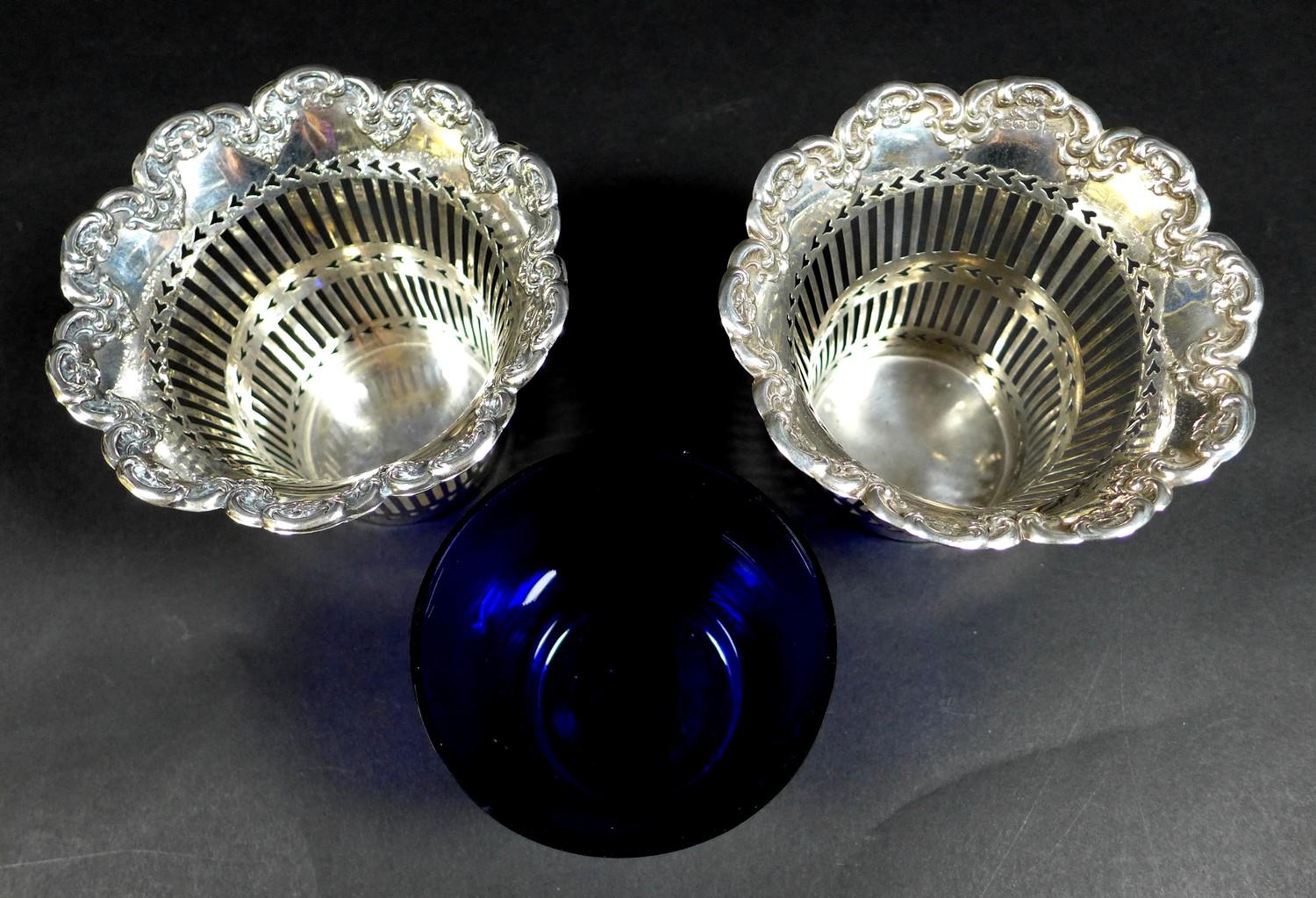 A pair of Edwardian silver baskets, of decagon form with shaped scroll rims and pierced decoration - Image 4 of 7