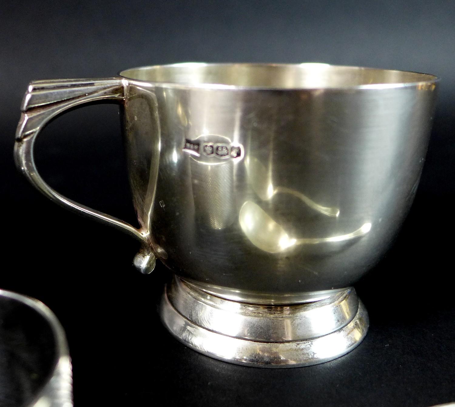 A group of silver table items, comprising a George V quaich, engraved 'G.E.P. 1934', Walker and - Image 4 of 7