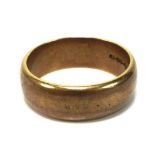 An 18ct gold wedding ring with wide band, size S, 12.5g.